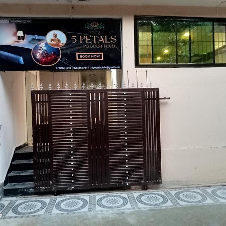 5 Petals Hotel Varanasi Exterior foto