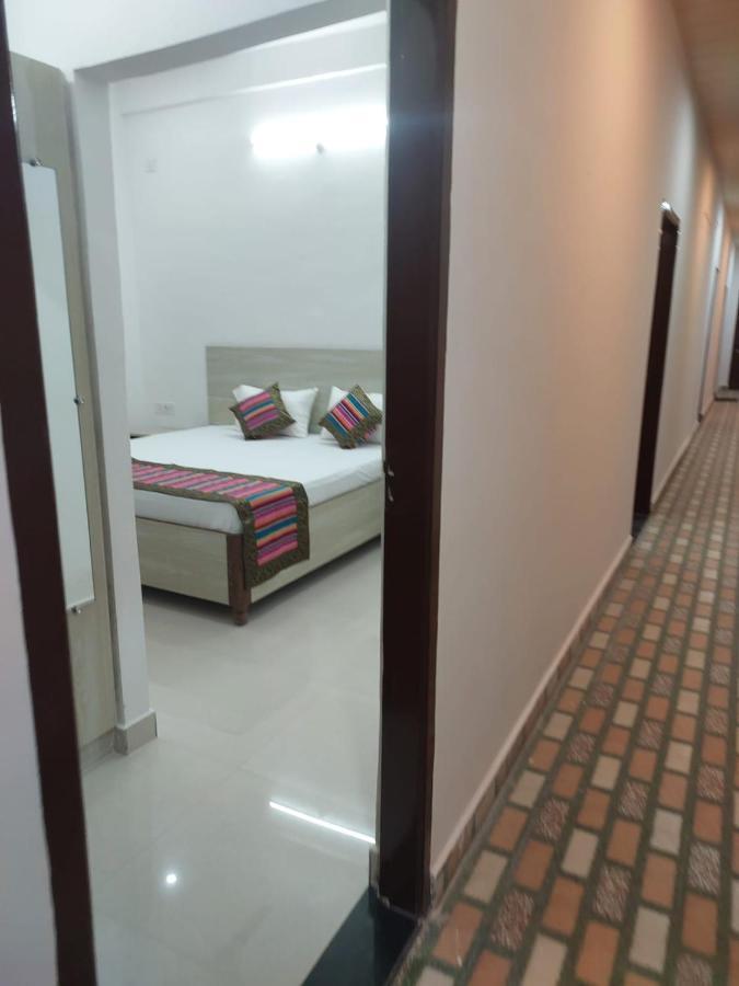 5 Petals Hotel Varanasi Exterior foto