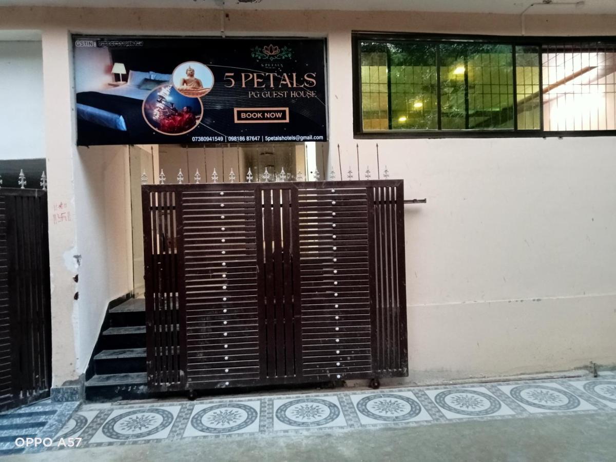 5 Petals Hotel Varanasi Exterior foto