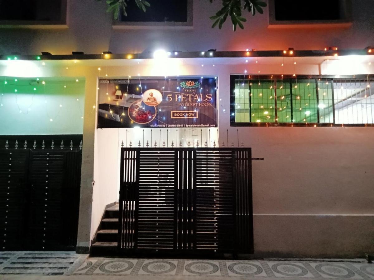 5 Petals Hotel Varanasi Exterior foto
