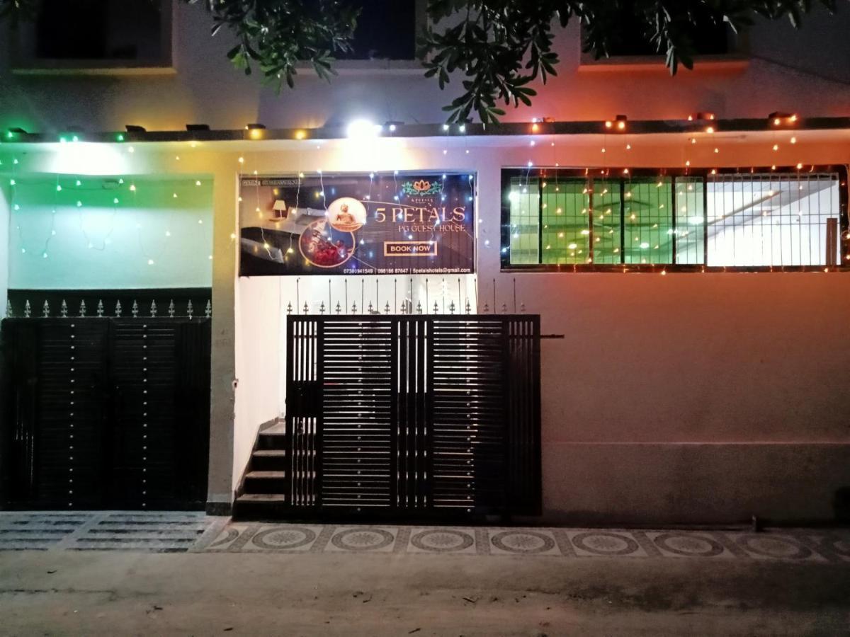 5 Petals Hotel Varanasi Exterior foto