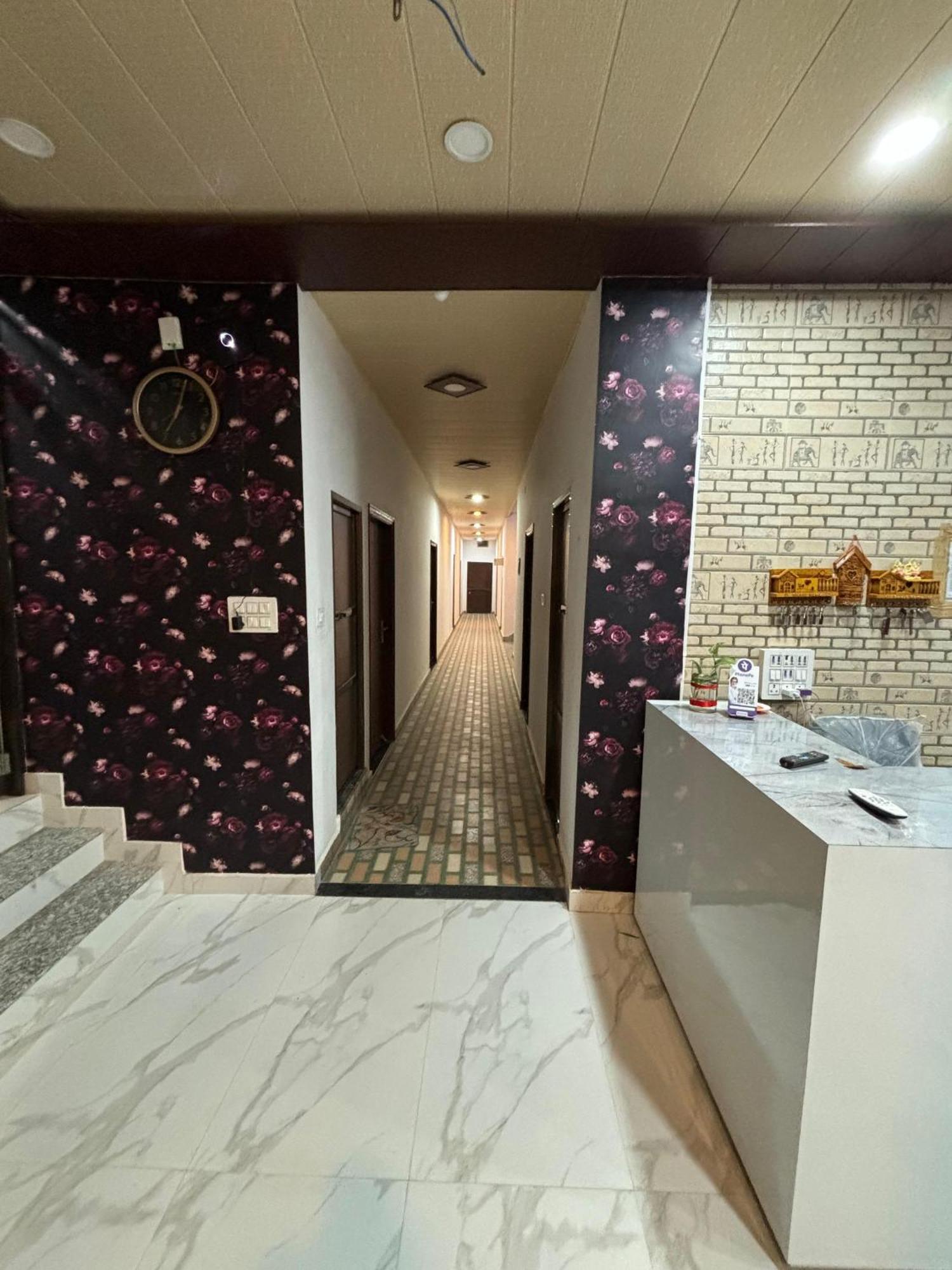 5 Petals Hotel Varanasi Exterior foto
